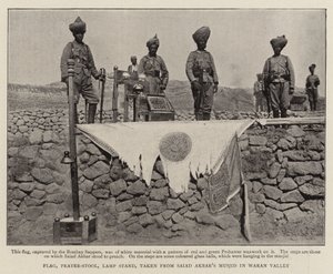 Flagge, Gebetshocker; Lampenständer; genommen aus Saiad Akbars Moschee im Waran-Tal von English Photographer