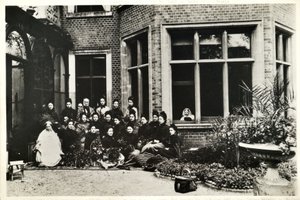 Florence Nightingale, Sir Harry und Lady Verney und Nightingale-Krankenschwestern im Claydon House, 1886 von English Photographer