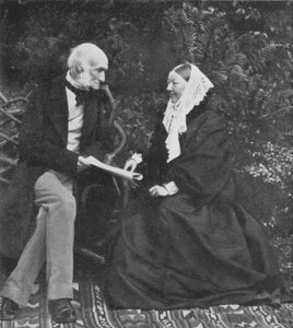 Florence Nightingale und Sir Harry Verney auf dem Rasen von Claydon House, 1889 von English Photographer