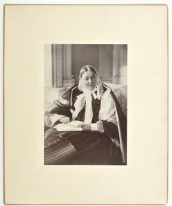 Florence Nightingale, sitzend auf einer Couch im Blauen Zimmer im Claydon House, 1891