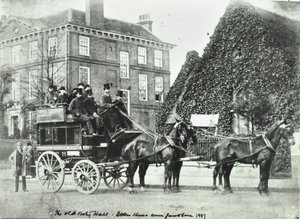 Garratt Lane: Die Alte Vestry Hall, 1887 von English Photographer