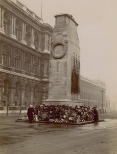 Allgemeine Ansicht des Kenotaphs in Whitehall von English Photographer