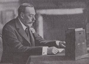 George V. sendet seine Weihnachtsbotschaft an das Britische Commonwealth und Empire von English Photographer