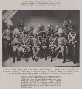 Deutsche Militärvertreter beim Begräbnis von Königin Victoria, Oberst W H H Waters (MVO), Militärattaché in Berlin, und Offiziere und Unteroffiziere der 1. (Königin Victorias) Dragoner und der 5. Bluche von English Photographer