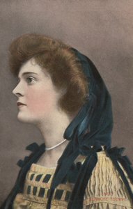 Mädchen in einer blauen Kapuze von English Photographer