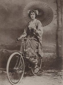 Mädchen auf Fahrrad, gekleidet im japanischen Stil von English Photographer