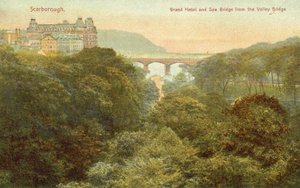 Grand Hotel und Brücke, Scarborough von English Photographer