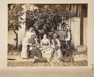 Gruppe von Lehrerin und Schülern der Regierungsschule, Bombay von English Photographer