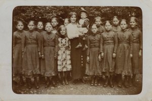 Gruppe von vermutlich Waisenkindern, möglicherweise Barnardo-Kinder von English Photographer