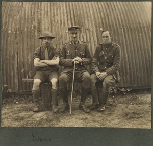 Gruppe von drei Soldaten vor einer Nissan-Hütte, ca. 1914-18