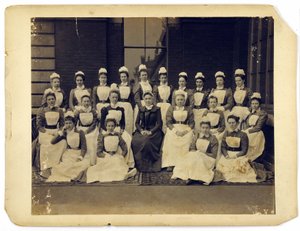 Gruppenporträt des medizinischen Personals des St. Thomas Krankenhauses von English Photographer