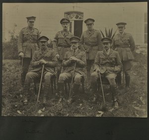 Gruppenporträt von sieben Männern in Militäruniform, 1914-18