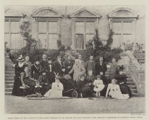 Gruppe anlässlich der Goldenen Hochzeit von Sir Spencer und Lady Ponsonby-Fane, kürzlich gefeiert im Brympton House, Yeovil von English Photographer