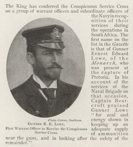 Gunner E. E. Lowe, erster Warrant Officer, der das Conspicuous Service Cross erhält