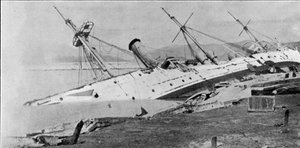 H.M Sloop Phoenix durch den Hongkong-Taifun an Land getrieben, Illustration aus The Graphic, 27. Oktober 1906 von English Photographer