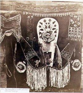 Mischlingskind in einer Wiege mit indianischem Schmuck, fotografiert von den Royal Engineers am neunundvierzigsten Breitengrad