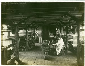 Handweberei, Hughes Fabrik Nr. 2, 1923 von English Photographer