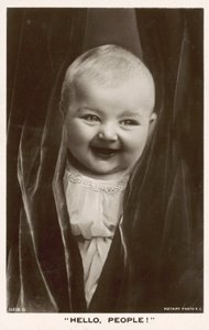 Hallo, Leute! Kind lächelt von English Photographer