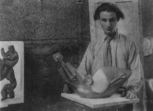 Henri Gaudier-Brzeska mit seiner Skulptur 