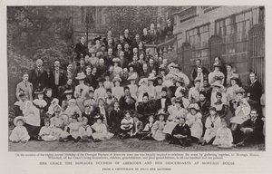 Ihre Gnaden die verwitwete Herzogin von Abercorn und ihre Nachkommen im Montagu House von English Photographer