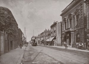 High Street, Hounslow, mit den Gemeindebüros auf der rechten Seite von English Photographer