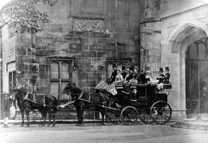 Pferdekutsche vor einem neugotischen Herrenhaus, um 1870-90 von English Photographer