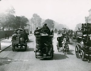 Pferdegezogener Verkehr auf einer belebten Straße