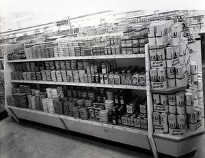 Haushaltswaren-Gang, Woolworths-Laden, 1956 von English Photographer