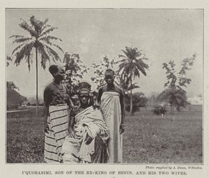 IQuobasimi, Sohn des Ex-Königs von Benin, und seine zwei Frauen von English Photographer