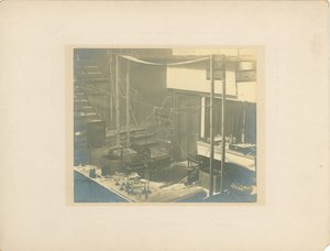 Bild der Bühne, in der Royal Institution, kurz bevor Tesla 1892 seinen Vortrag hielt von English Photographer