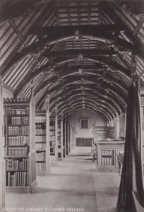 Innenansicht der Bibliothek, St. Johns College von English Photographer