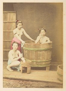 [Japanische] Mädchen beim Baden, Studio-Tableau von drei halbnackten jungen japanischen Frauen, die in und um eine runde Holzwanne posieren