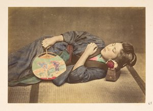 Japanische Frau schläft, Dreiviertel-Länge-Studio-Porträt einer jungen japanischen Frau, die schläft, einen Fächer in der rechten Hand haltend und mit dem Kopf auf einem Holzpolster ruhend, Fotograf: Unbekannt, Lucas Sammlung: Fotografischer Bericht der We von English Photographer