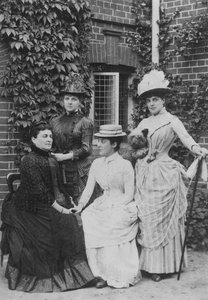 Jennie Jerome, später Lady Randolph Churchill, mit ihrer Mutter und ihren Schwestern von English Photographer