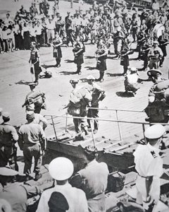 Kilted Piper spielen an Land vom 1. Bataillon Argyll und Sutherland Highlanders von der HMS Ceylon in Pusan, 29. August 1950