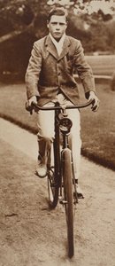 König Edward VIII. fährt 1911 Fahrrad von English Photographer