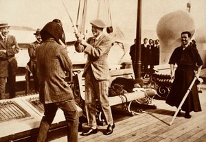 König Edward VIII. testet einen japanischen Fechthelm, 1922