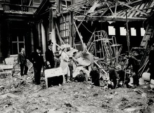 König George VI und Königin Elizabeth zusammen mit Winston Churchill, begutachten Bombenschäden, vermutlich am Buckingham Palace