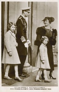 König George VI. und Königin Elizabeth mit ihren Töchtern, Prinzessinnen Elizabeth und Margaret von English Photographer