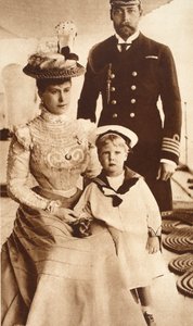 König George V., Königin Mary und ihr Sohn Edward VIII. an Bord der H.M.S. Crescent, ca. 1899 von English Photographer