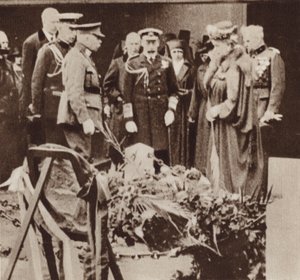 König George V ehrt das Grab von Krankenschwester Edith Cavell in Belgien von English Photographer