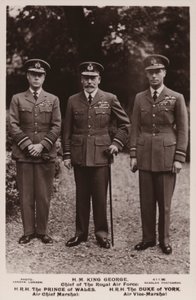 König Georg V., der Prinz von Wales und der Herzog von York in Luftwaffenuniform von English Photographer