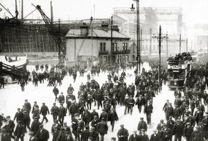 Feierabend in der Harland und Wolff Werft, Belfast, Irland mit der Titanic im Hintergrund im Bau, 1910-11 von English Photographer