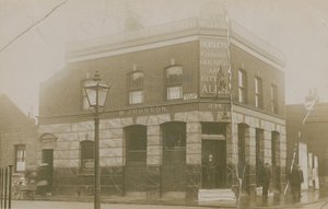 Lads of the Village, Mary Anne Street, Stepney, London von English Photographer