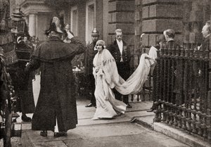 Lady Elizabeth Bowes Lyon auf dem Weg zu ihrer Hochzeit am 26. April 1923 mit H.R.H. dem Herzog von York, später König George VI, aus Die Geschichte von fünfundzwanzig Jahren, veröffentlicht 1935 von English Photographer