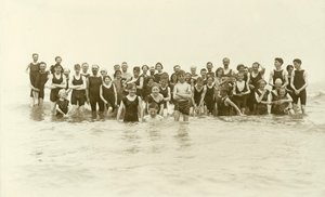 Große Gruppe von Schwimmern im Wasser stehend (s/w Foto)