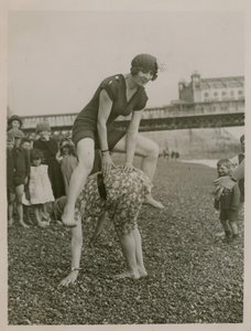 Hüpfspiel am Brighton Beach von English Photographer