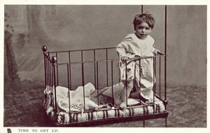 Kleiner Junge in einer Wiege von English Photographer