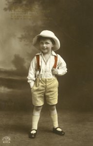 Kleiner Junge in roten Hosenträgern von English Photographer
