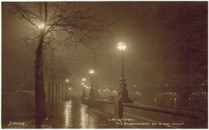 London, die Uferstraße bei nasser Nacht
